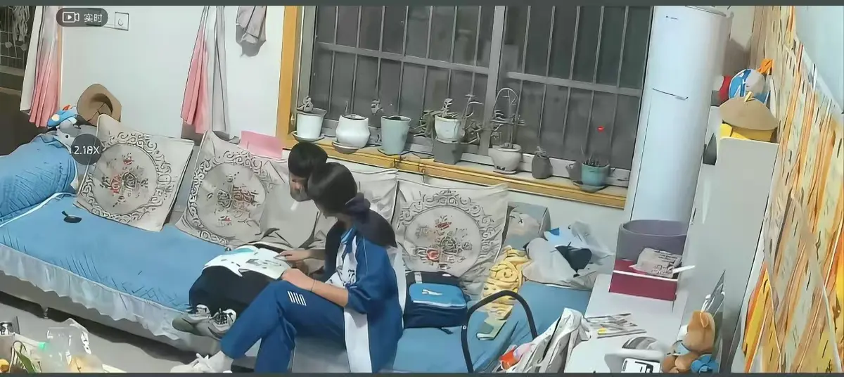 《来自姐姐的爱》无删减完整版在线播放-高清正片免费下载看全集-姐姐管教弟弟真实瞬间暖心互动